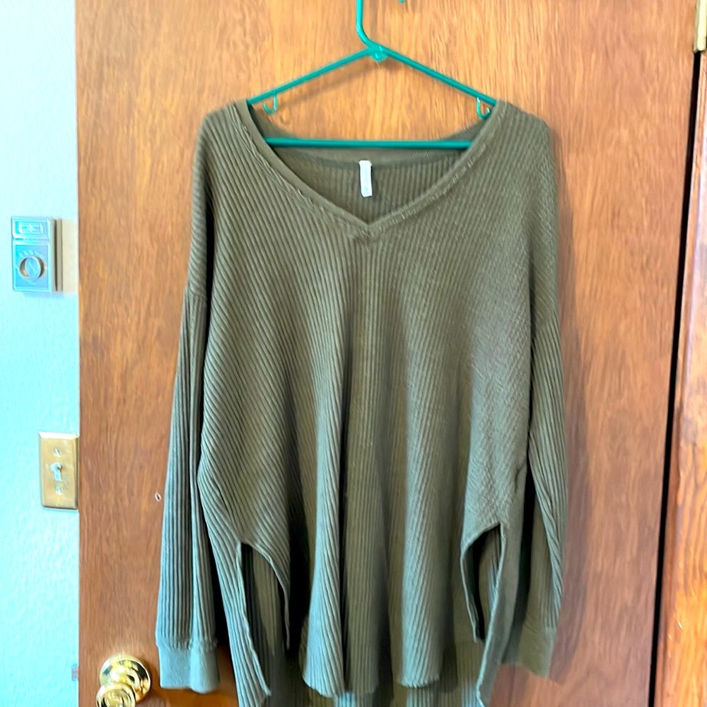 Z supply army green light V-neck sweater size medium